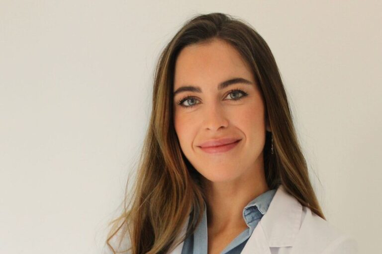 María Rogel, dermatologue : "Les cheveux fins doivent éviter les shampoings hydratants et denses, il est préférable d&rsquo;utiliser des shampoings doux et légers pour donner du volume"