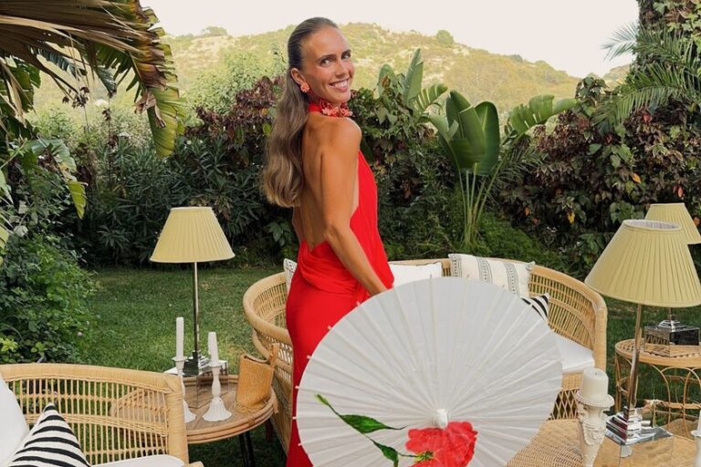 Nouveau chez Zara : la robe d&rsquo;invité couleur cerise idéale pour un mariage l&rsquo;après-midi à moins de 40 euros