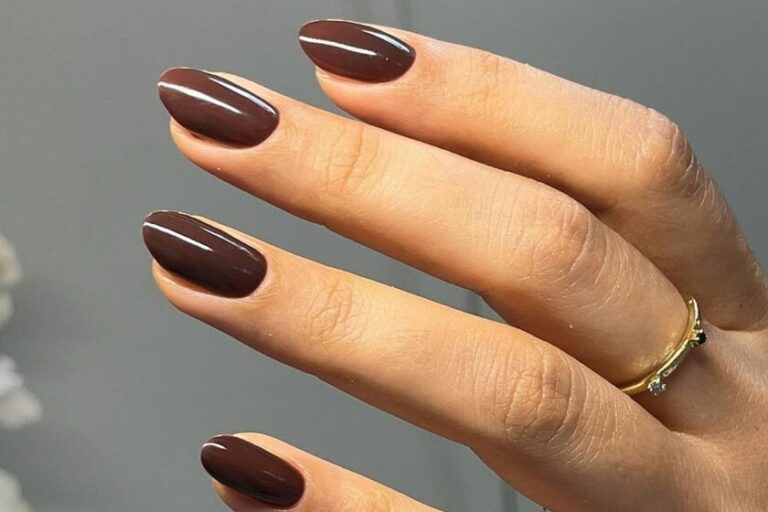 Sept ongles dans les tons marron pour commencer septembre : élégants, minimalistes et aux designs tendances