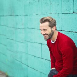 Slick back : qu&rsquo;est-ce que c&rsquo;est et comment porter la coupe de cheveux lissée vers l&rsquo;arrière qui fait fureur en 2026