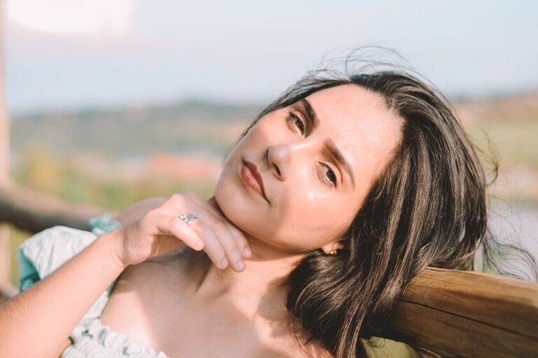Trois highlighters à moins de 10 euros : ce ne sont pas ceux de Charlotte Tilbury, mais ils obtiennent l&rsquo;effet glowy