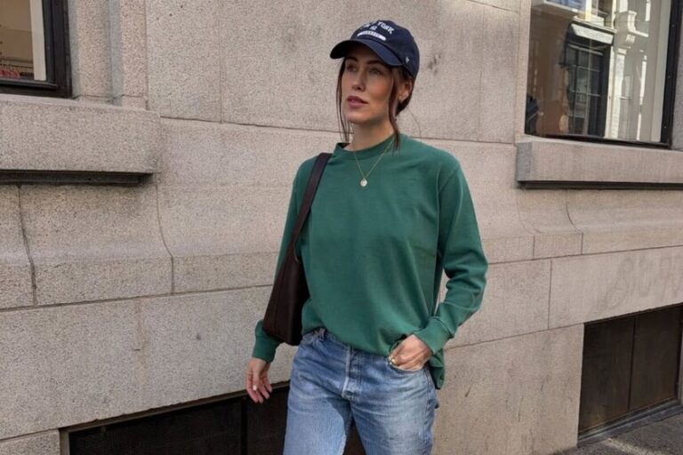 Adieu les chemises : les t-shirts à manches longues sont le nouveau basique incontournable de l&rsquo;automne, mot de Zara, Mango et Stradivarius