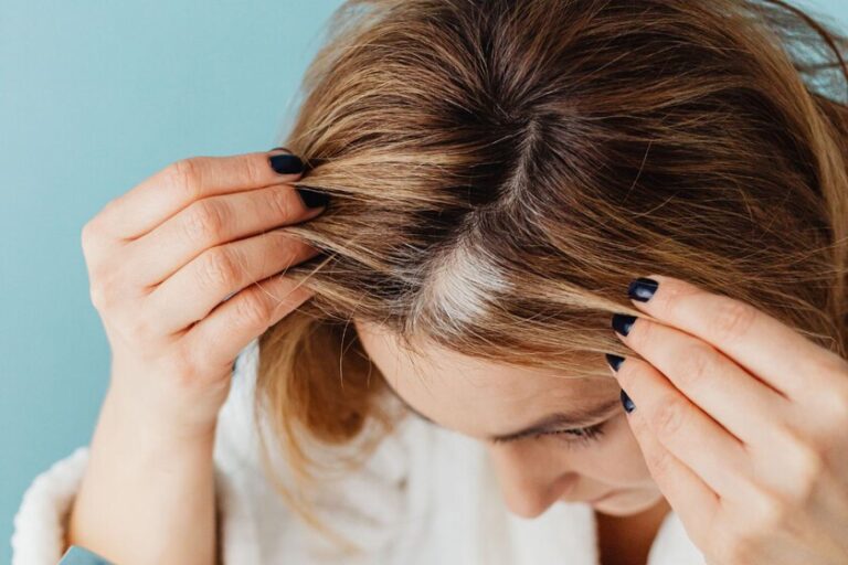 Coiffeurs et experts sont d’accord : "Les cheveux gris apparaissent en raison d&rsquo;un manque de pigmentation. Si vous en arrachez un, vous aurez moins de cheveux."