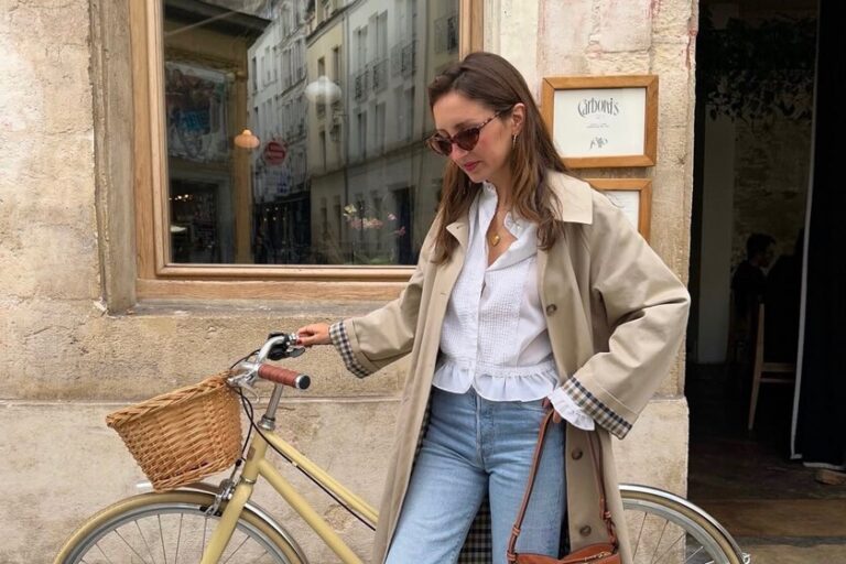 Cortefiel propose en promotion le trench Pedro del Hierro que les femmes de plus de 50 ans les plus élégantes porteront non-stop cet automne