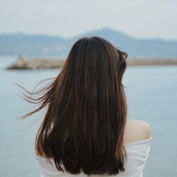 Daniel del Valle, coiffeur : "La bonne façon d’utiliser le sèche-cheveux est d’appliquer la chaleur des racines jusqu’aux pointes, toujours en direction du sol."
