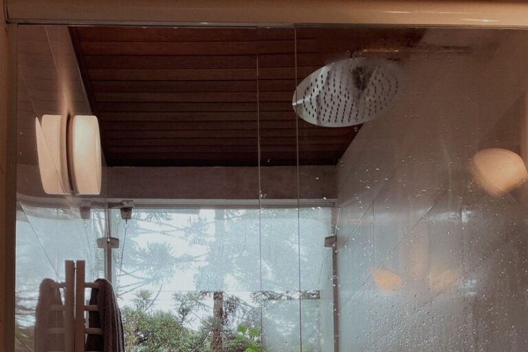 Demain, l&rsquo;accessoire sans travail qui agrandit le rangement sous la douche arrive chez Lidl pour moins de 9 euros