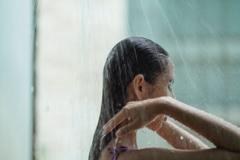 Didac Marín, dermatologue : "Pour lutter contre la chute des cheveux en automne, il est conseillé de prendre des douches courtes et avec de l&rsquo;eau le moins possible."