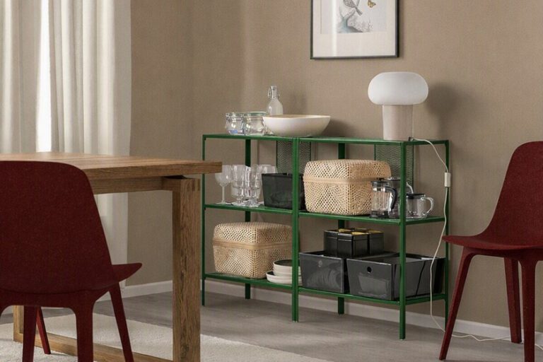 La bibliothèque Ikea en édition limitée, à moins de 18 euros, que les experts du rangement utilisent pour donner un coup de pouce de couleur au salon