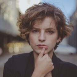 La coupe de cheveux recommandée par les experts après 50 ans : ajoute du volume et rajeunit