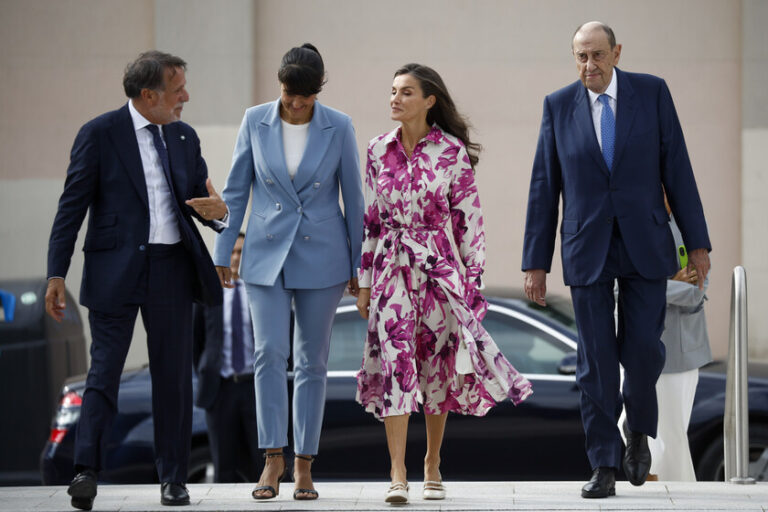 La reine Letizia porte une robe fleurie Carolina Herrera idéale pour les derniers jours de l&rsquo;été et aussi en automne