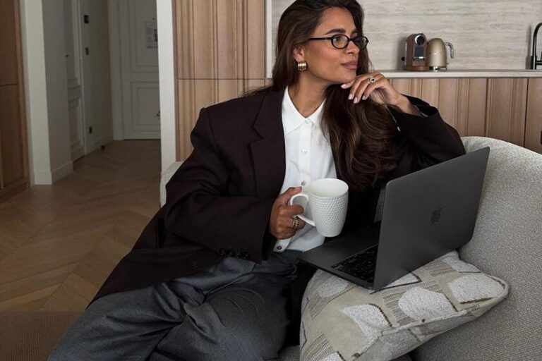 Le pantalon revient à la taille et se porte avec des bottines pour un look élégant à l&rsquo;automne 2026