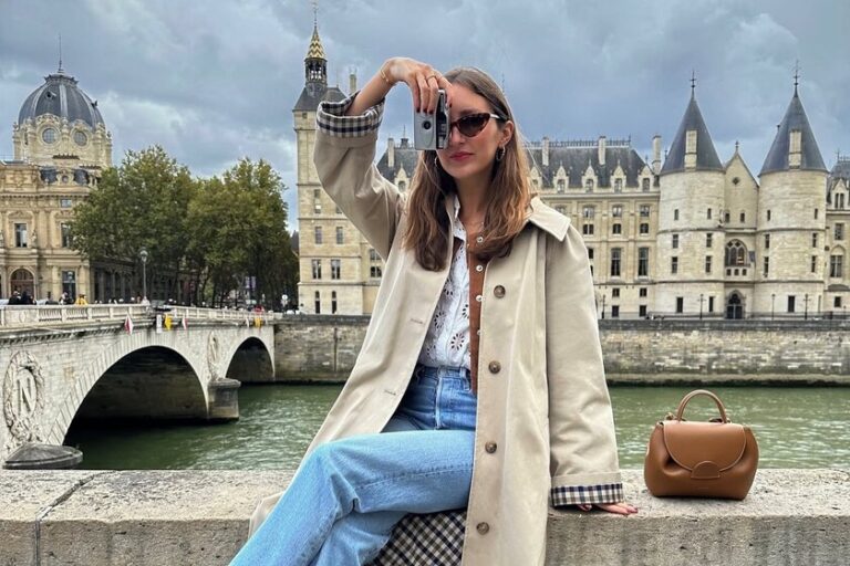 Le trench Cortefiel que les Parisiens associent avec des ballerines et du style pour ne pas avoir à porter de parapluie