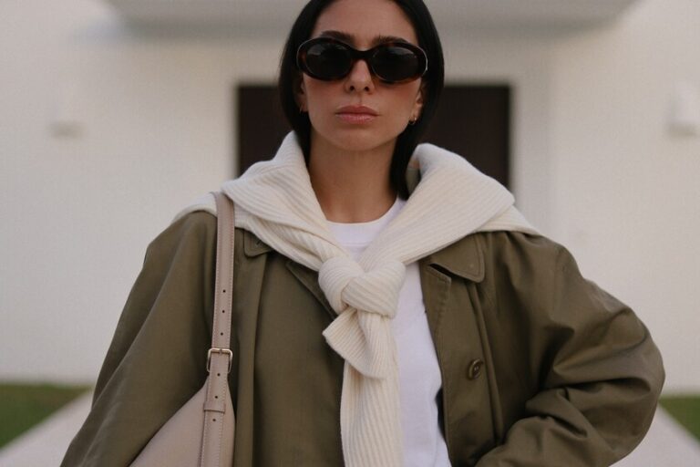 Le trench Mango qui sera épuisé avant le Black Friday et que les filles chics de Marbella porteront non-stop pendant toute la mi-temps