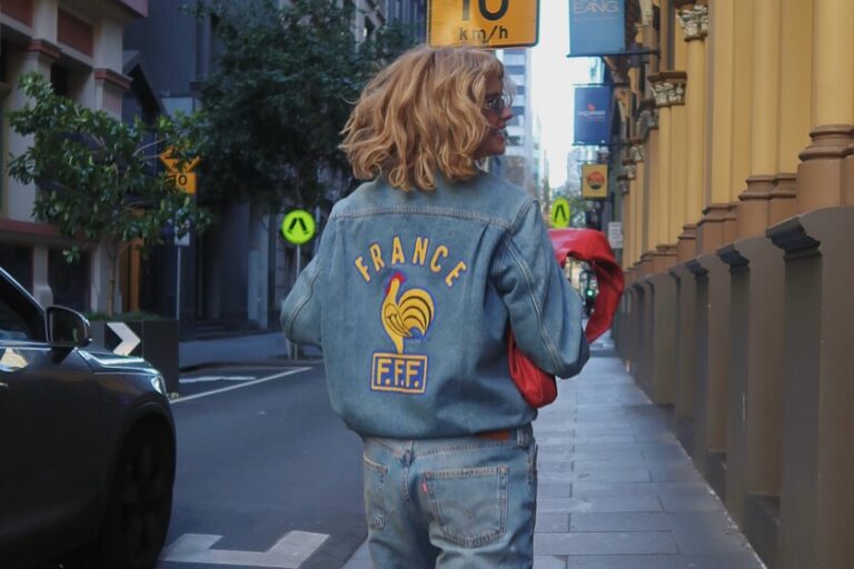 Les Skechers fleuris les plus confortables qui rehaussent les tenues avec un jean cet automne : avec des semelles flexibles et un amorti