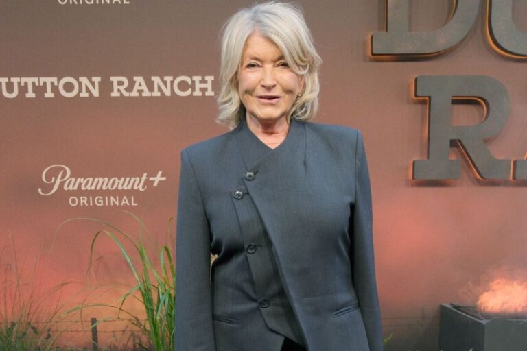 Les baskets Skechers de Martha Stewart que les femmes de plus de 60 ans vont adorer : des bottines, au coloris tendance et confortables pour marcher pendant des heures