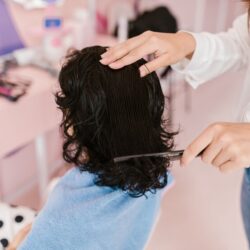 Les coiffeurs experts sont d’accord : "Pour traiter la chute des cheveux en automne, il est nécessaire d&rsquo;utiliser des produits qui nettoient très bien le cuir chevelu et de ne laisser les masques qu&rsquo;à usage occasionnel."