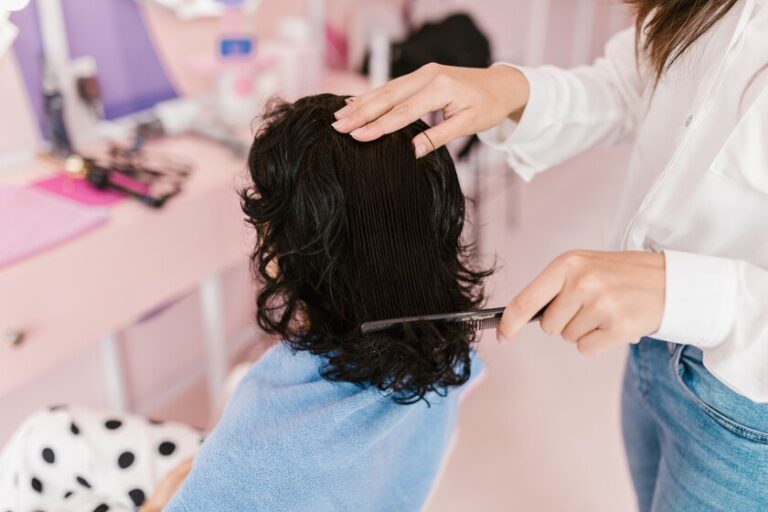 Les coiffeurs experts sont d’accord : "Pour traiter la chute des cheveux en automne, il est nécessaire d&rsquo;utiliser des produits qui nettoient très bien le cuir chevelu et de ne laisser les masques qu&rsquo;à usage occasionnel."
