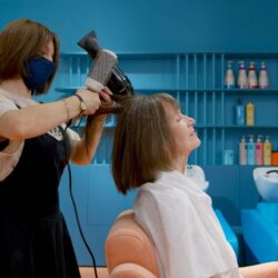 Les coiffeurs experts sont d’accord : "Sécher ses cheveux de l&rsquo;arrière vers l&rsquo;avant, en soulevant les racines et en travaillant à contre-courant, est le meilleur moyen de gagner du volume."