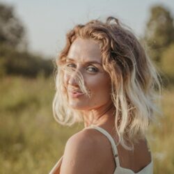 Les coiffeurs experts sont d’accord : "Utiliser quotidiennement un shampoing violet pour cheveux gris peut laisser des reflets violets ou bleutés, il est préférable d&rsquo;alterner avec un shampoing nourrissant"