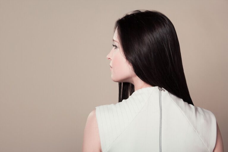 Les experts en coiffure sont d’accord : "Le masque ou l&rsquo;huile capillaire doit être appliqué sur cheveux secs afin qu&rsquo;il soit mieux absorbé et ait une action plus profonde."