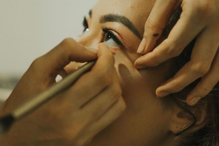 Les maquilleurs sont d’accord : "Après 50 ans, un eye-liner noir sur la ligne de flottaison peut vous faire paraître plus vieux"