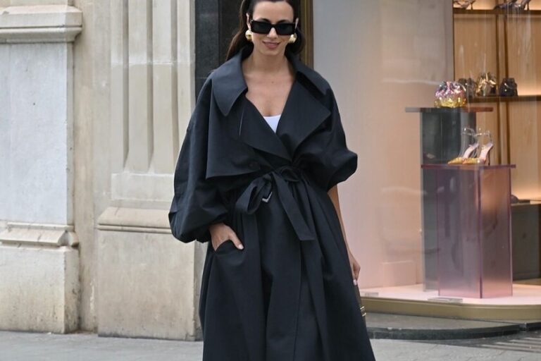 Nouveau chez Zara : la robe idéale à porter en septembre est classique, avec des manches françaises et permet d&rsquo;enfiler des bottines lorsque le froid arrive
