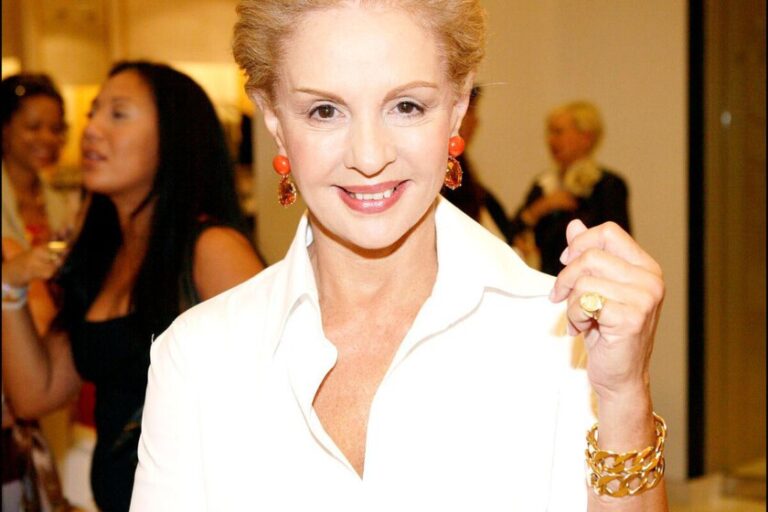 Voici comment porter la chemise blanche avec un jean flare en septembre (et automne) 2026, parole de Carolina Herrera