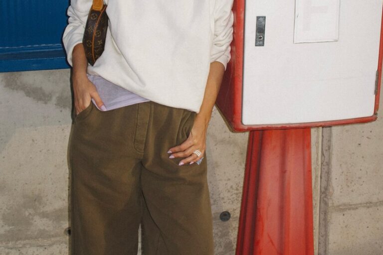 Zara lance une version très élégante du pantalon cargo des années 2000, une pure tendance 26 ans après