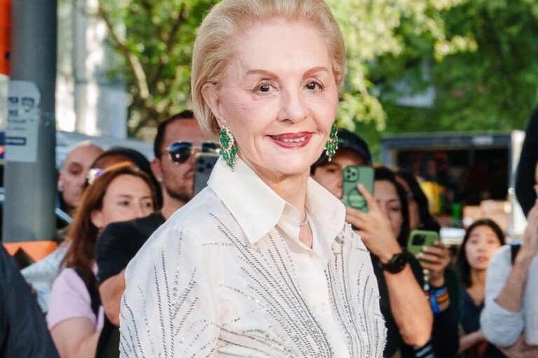 Zara l&rsquo;avait prédit il y a des semaines et Carolina Herrera le confirme : c&rsquo;est (et c&rsquo;est ainsi qu&rsquo;on le porte) l&rsquo;accessoire tendance de l&rsquo;automne 2026.