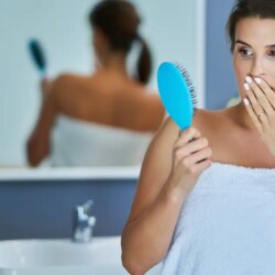 Votre brosse à cheveux est pleine de bactéries et de germes : voici comment la nettoyer