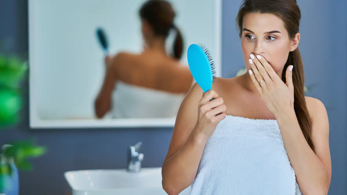 Votre brosse à cheveux est pleine de bactéries et de germes : voici comment la nettoyer