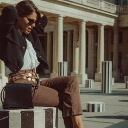 Adieu les jeans bleu terne : cet automne 2026, les jeans marron chocolat sont élégants, flatteurs et tendance