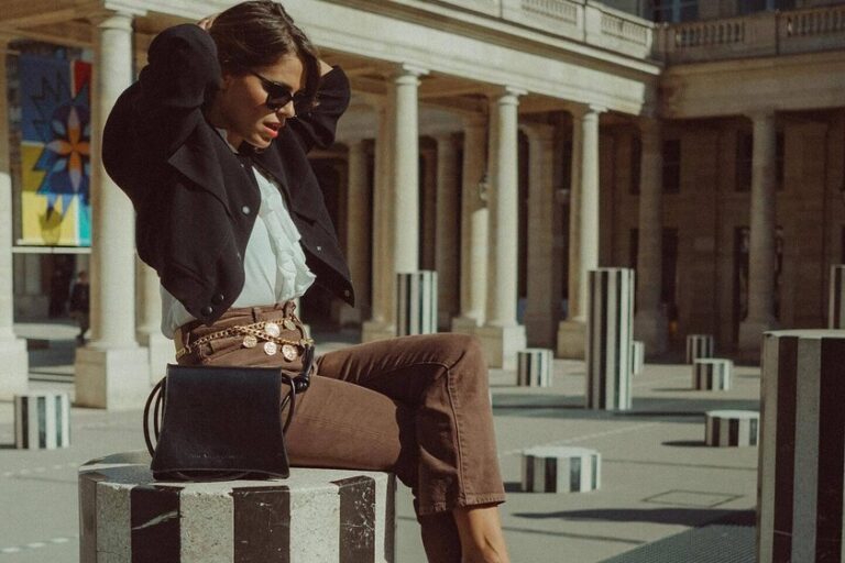 Adieu les jeans bleu terne : cet automne 2026, les jeans marron chocolat sont élégants, flatteurs et tendance