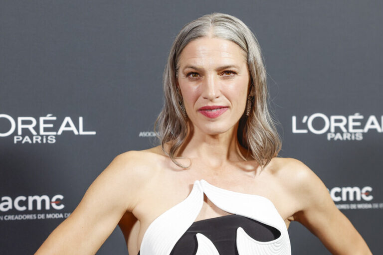 Alberto Sanguino, coiffeur : "Pour intégrer les cheveux gris sans couper les cheveux d&rsquo;un seul coup, il faut commencer par des reflets de plus en plus clairs et les tonifier vers le gris."
