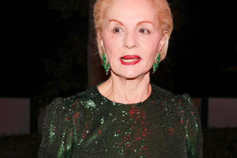 Carolina Herrera a deux looks inspirants pour porter des chaussures bicolores à l&rsquo;automne 2026 : avec une jupe midi et un pantalon slim