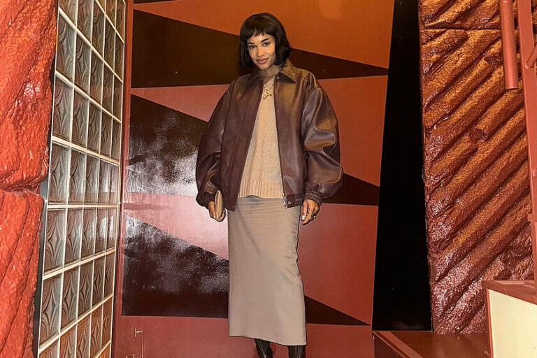 C&rsquo;est le bomber effet cuir d&rsquo;automne et c&rsquo;est ainsi que les femmes les plus élégantes et stylées le portent