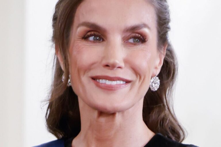 Cinq jupes midi super élégantes inspirées de la reine Letizia que l&rsquo;on portera avec des talons hauts en octobre 2026