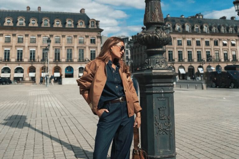 Cinq nouveaux jeans larges Zara légèrement évasés à porter avec des blouses bohèmes et des pulls fins cet automne