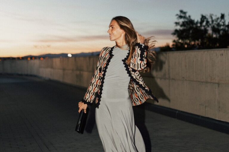 Cinq robes Sfera confortables et tendances qui stylisent la silhouette, à porter avec des collants noirs cet automne/hiver