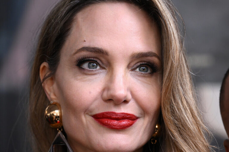 Conchi Arias, coiffeuse : "Pour éviter que les cheveux ne frisent sous la pluie, il est conseillé d&rsquo;utiliser une huile légère pour les protéger de l&rsquo;humidité."