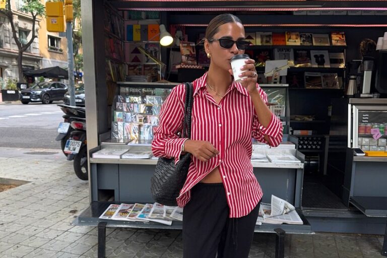 DeMellier abaisse son emblématique sac New York Midi marron chocolat qui rehausse n&rsquo;importe quelle tenue