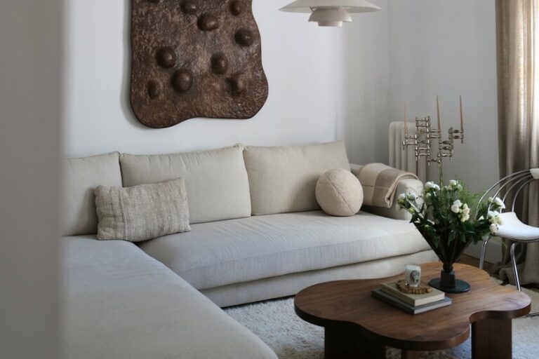 La vitrine minimaliste Ikea à prix extrêmement réduit et qui est le secret des décorateurs pour donner de l&rsquo;espace au salon