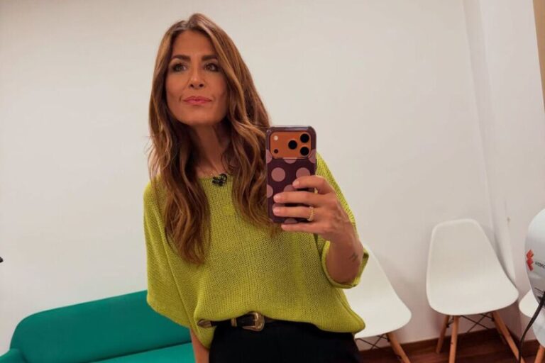 Le look vitaminé de Nuria Roca avec le pull tricoté Parfois le plus confortable et le plus polyvalent de l&rsquo;automne