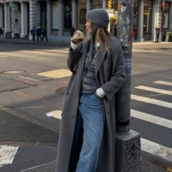Les bottes en daim imperméables Skechers en bleu marine tendance ont un col en peau de mouton et sont confortables pour marcher sous la pluie