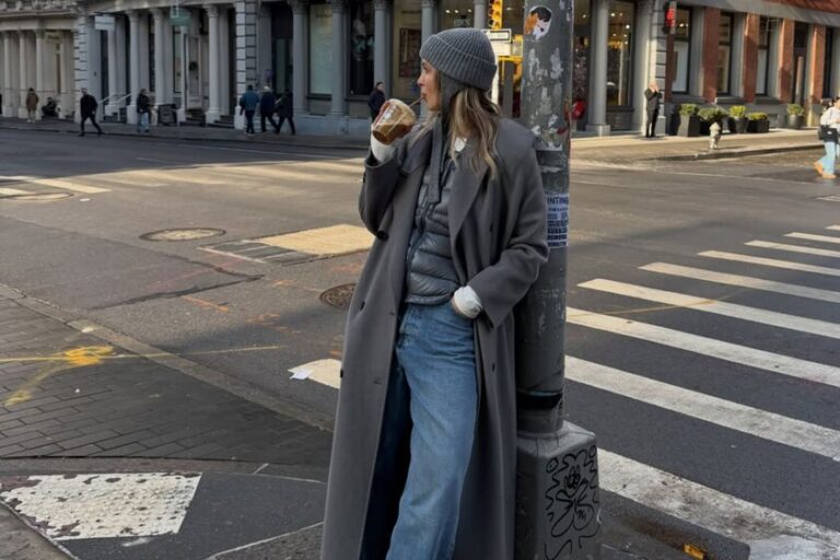 Les bottes en daim imperméables Skechers en bleu marine tendance ont un col en peau de mouton et sont confortables pour marcher sous la pluie