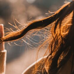 Les experts sont d’accord : "Pour coiffer les cheveux crépus, utilisez de l&rsquo;air doux et ne placez pas l’embout du sèche-linge directement sur les cheveux. Cela l’abîme, la déshydrate et provoque des frisottis."