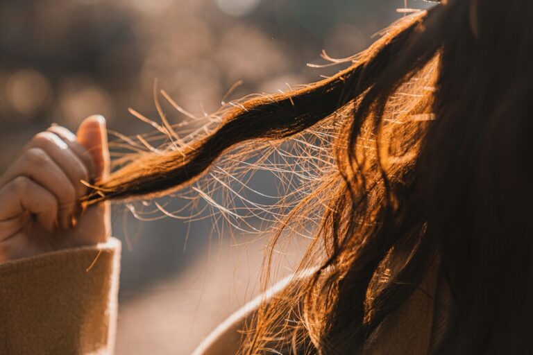 Les experts sont d’accord : "Pour coiffer les cheveux crépus, utilisez de l&rsquo;air doux et ne placez pas l’embout du sèche-linge directement sur les cheveux. Cela l’abîme, la déshydrate et provoque des frisottis."