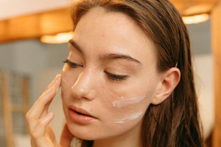 Les maquilleurs sont d&rsquo;accord : après 50 ans, la crème Nivea en flacon bleu est une alliée de taille pour éviter l&rsquo;apparition de rides d&rsquo;expression lors du maquillage.