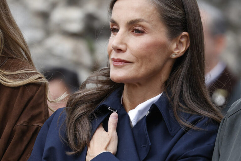 Les nouvelles bottines pour hommes à l&rsquo;accent anglais de Queen Letizia : les chaussures tout-terrain idéales pour l&rsquo;automne et l&rsquo;hiver