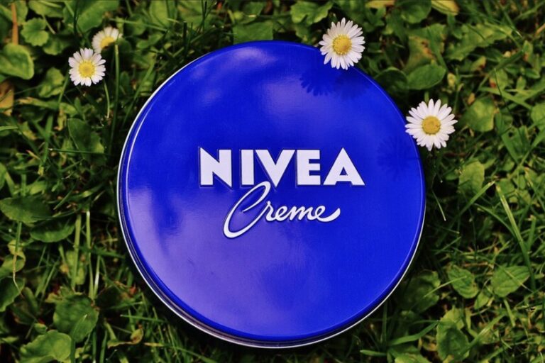 Les pharmaciens sont d’accord : "La crème bleue Nivea en conserve agit comme un bouclier protecteur nous empêchant de perdre en hydratation, mais elle n&rsquo;a aucun effet anti-âge."